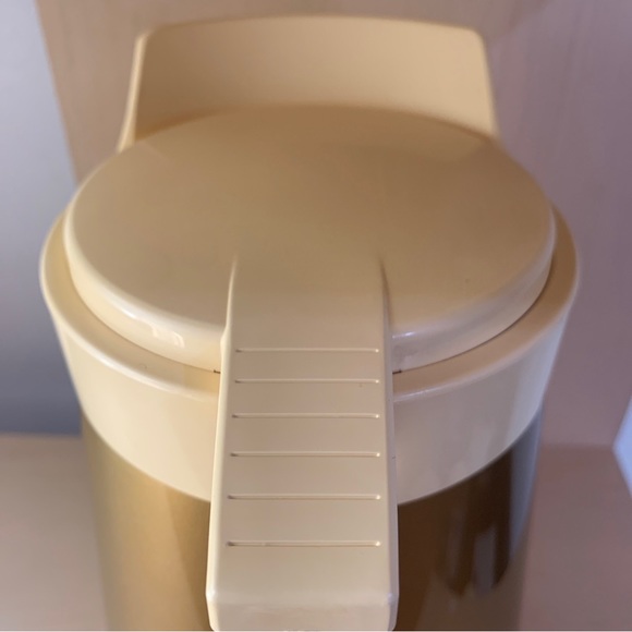 Thermo-Serv Custard and Gold Insulated Server/Pitcher - 6 Cup 10.5” Vintage Rare - Picture 8 of 13